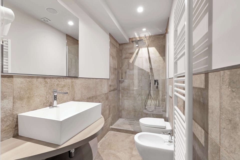Standard Studio Suite, Balcony, Courtyard View | Bathroom | Hair dryer, towels, soap, shampoo