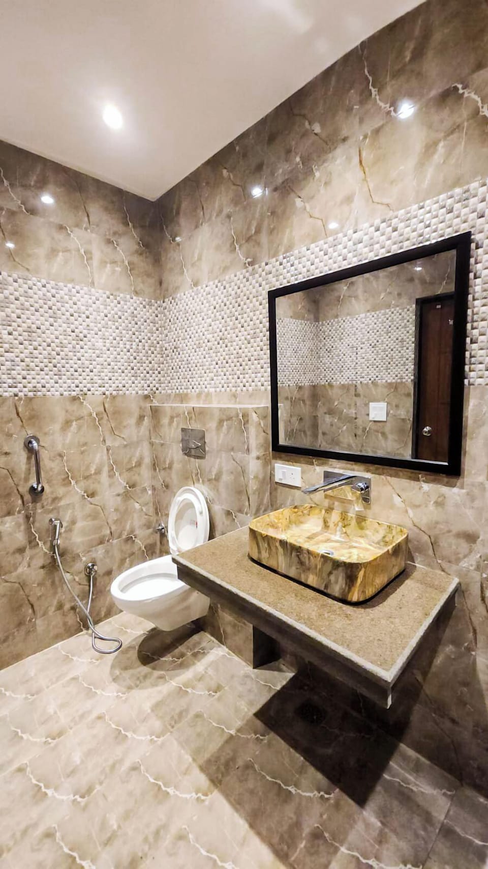 Deluxe Room | Bathroom | Combined shower/tub, rainfall showerhead, free toiletries, hair dryer