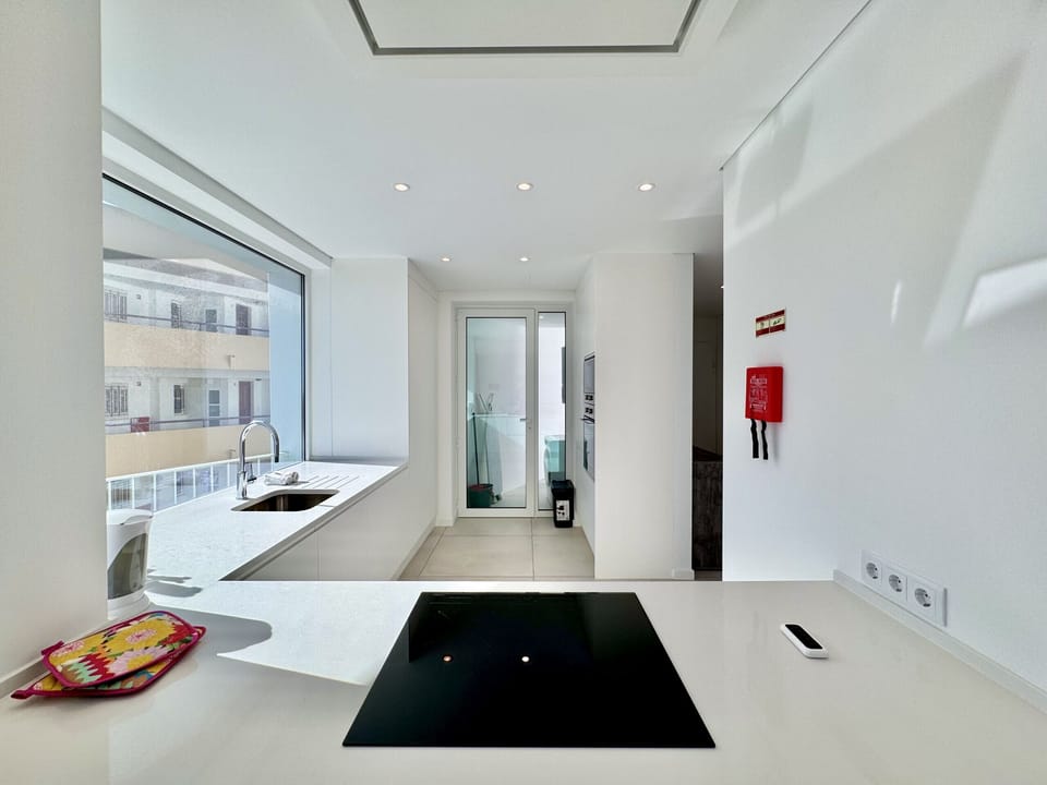 Microwave, oven, dishwasher, coffee/tea maker