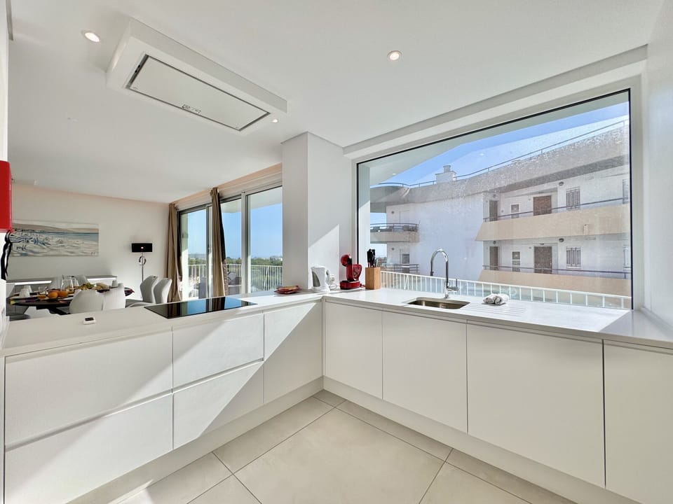 Microwave, oven, dishwasher, coffee/tea maker