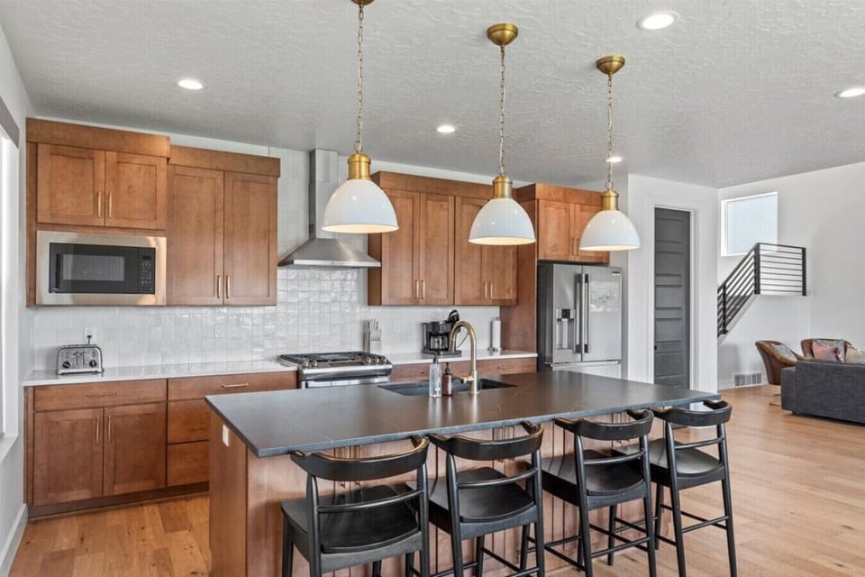 Kitchen with island seating and full appliances
