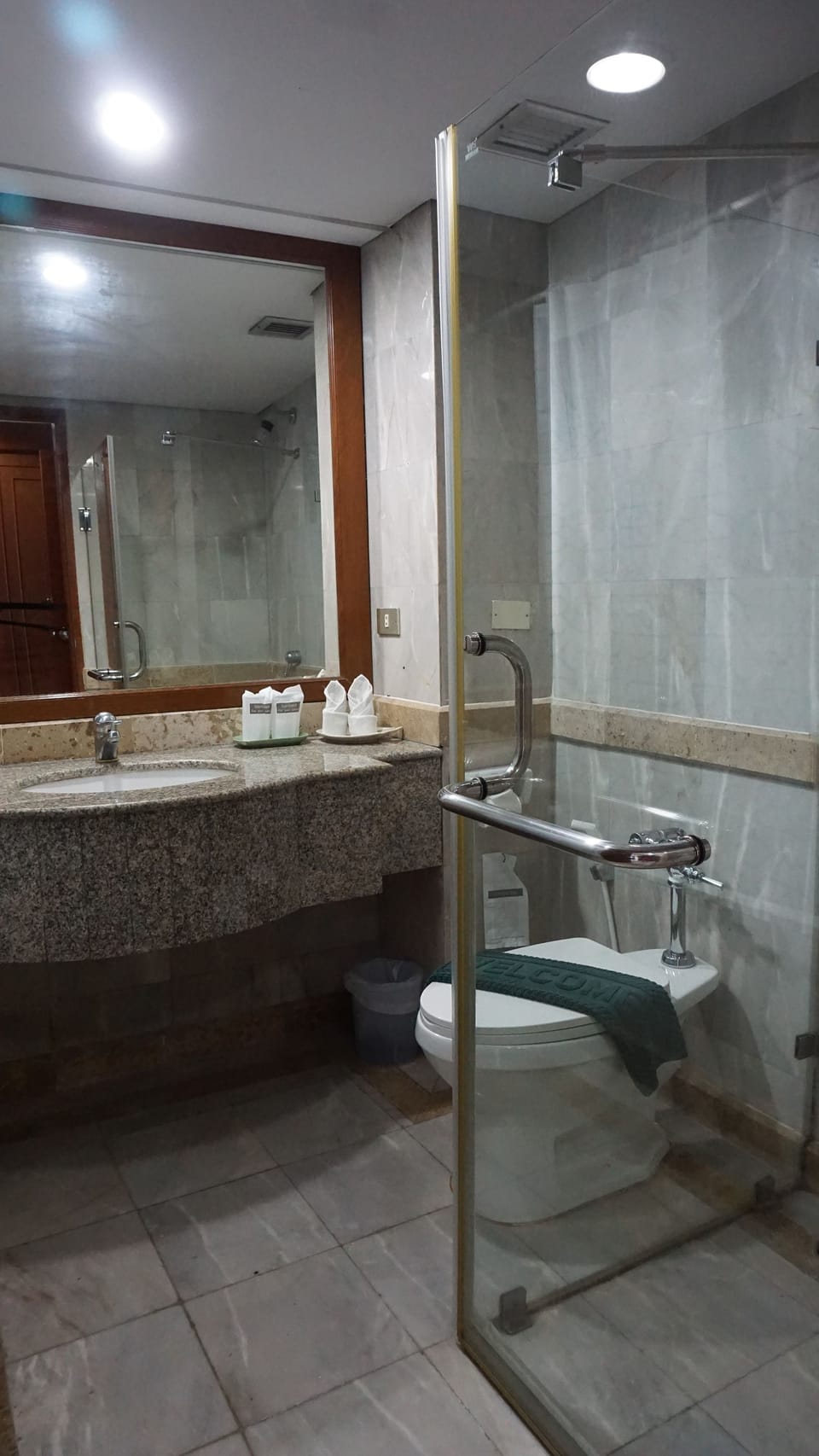 Junior Suite | Bathroom | Combined shower/tub, deep soaking tub, free toiletries