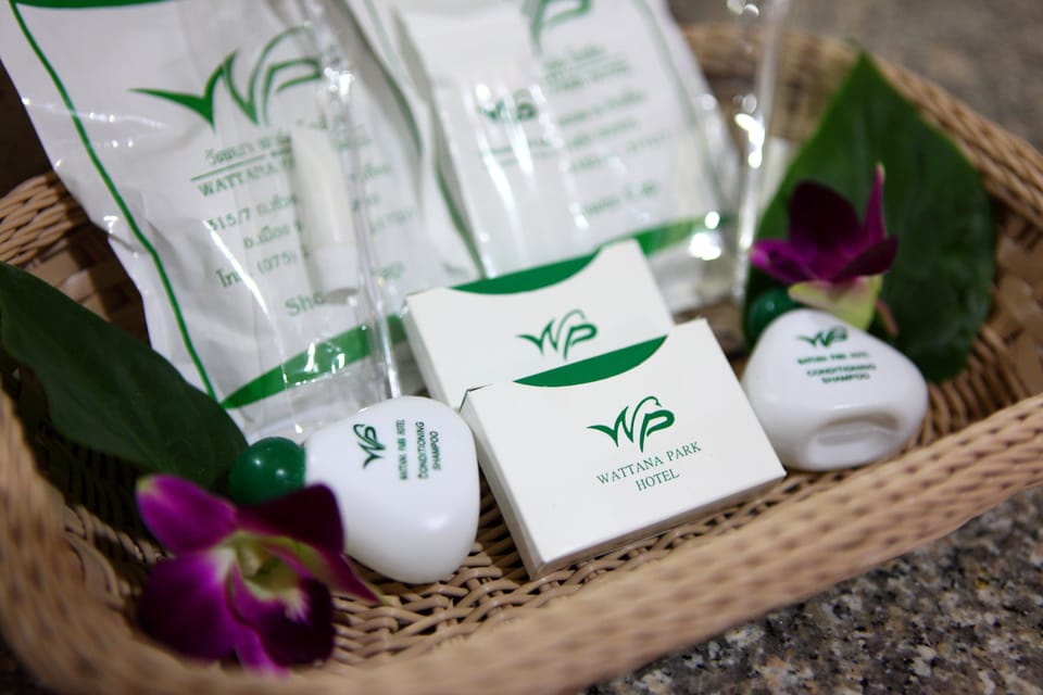 Deluxe Room | Bathroom amenities | Combined shower/tub, deep soaking tub, free toiletries