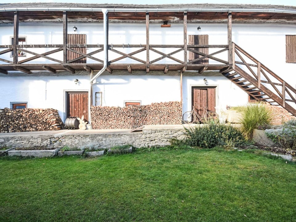 Wood, Cottage, Balcony, Yard, Handrail, Farmhouse, Backyard, Daylighting, Porch, Fence