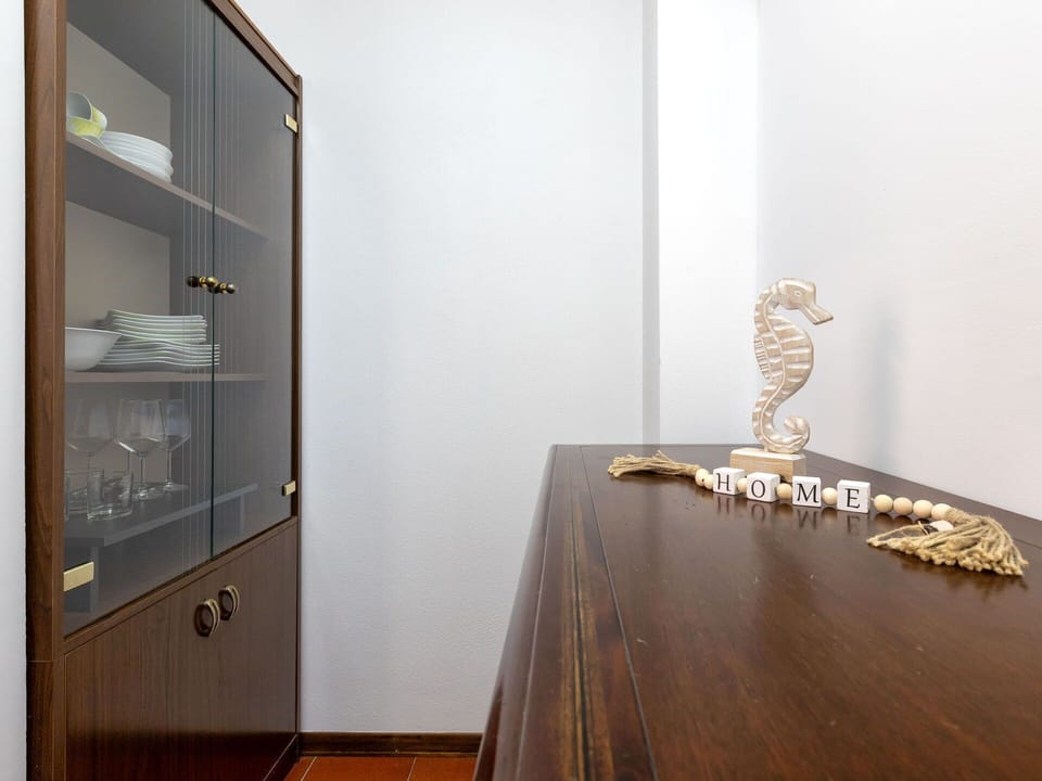 Wood, Interior Design, Brown, Furniture, Shelving, Wood Stain, Hardwood, Picture Frame, Plywood, Varnish