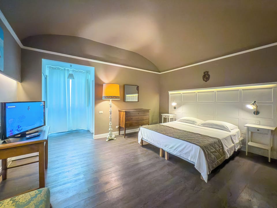 Comfort Double Room, 1 Queen Bed | Minibar, desk, laptop workspace, soundproofing