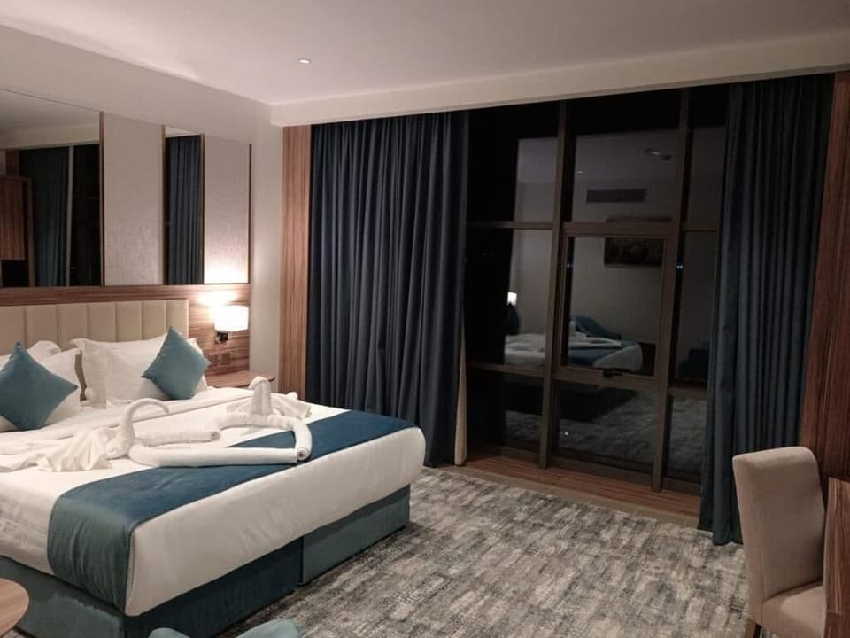 Deluxe Studio | In-room safe, blackout drapes, iron/ironing board, free WiFi