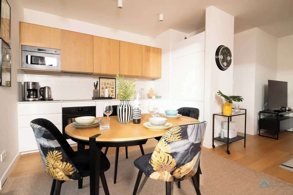 Modern, fully equipped kitchenette. 