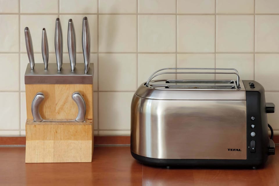 A stylish toaster and knife set highlight the kitchen's modern amenities.