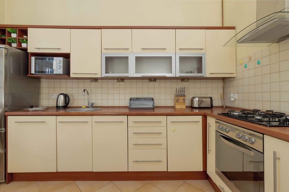 A fully equipped kitchen makes it easy to prepare home-cooked meals.