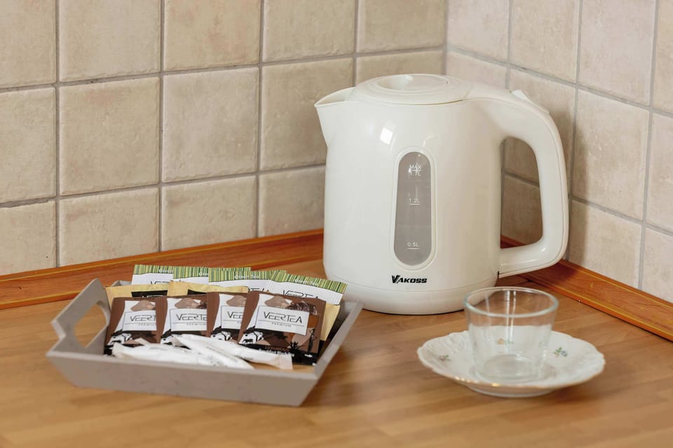 A kettle with a tea set makes mornings and evenings more comforting.