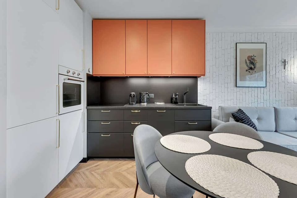 Sleek and refined blend of bold contrasts, minimalist details, and a contemporary palette evokes an effortlessly sophisticated charm.