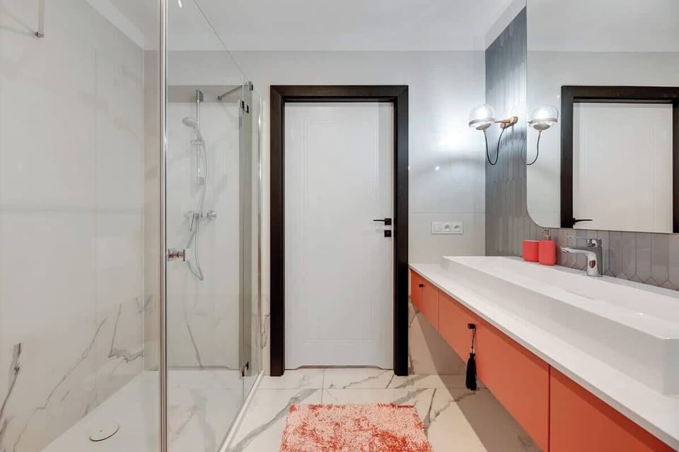 Clean contours, elegance, balanced tones, modern accents, and an artful fusion of textures.
