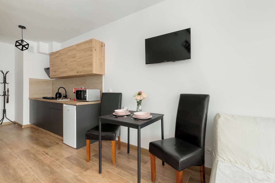 A space where the functionality of the kitchenette combines with the convenience of the dining area, offering a practical solution for preparing and eating meals.