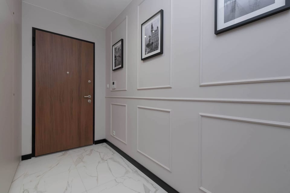 Entrance to a common corridor for the two flats.

