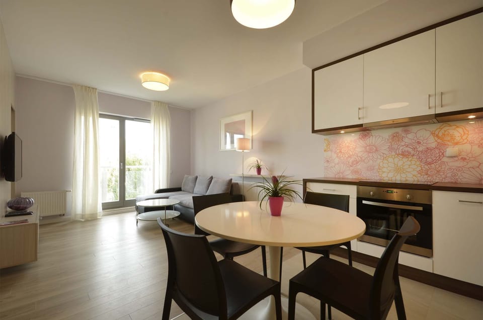 Living room and dining area with fully equipped kitchenette, making it ideal for preparing meals and spending time with loved ones.