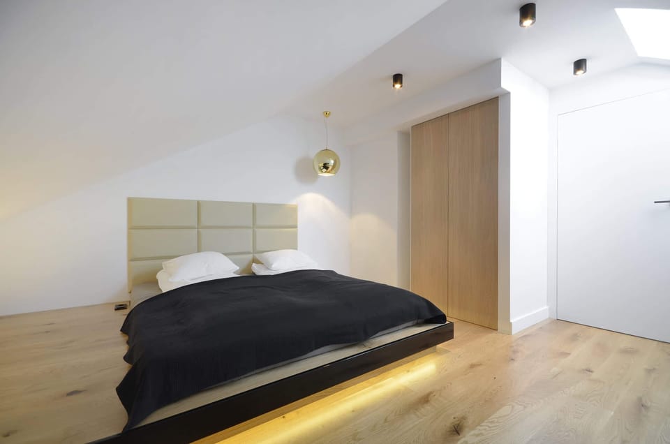 Bedroom with a comfortable double bed, TV and closet.