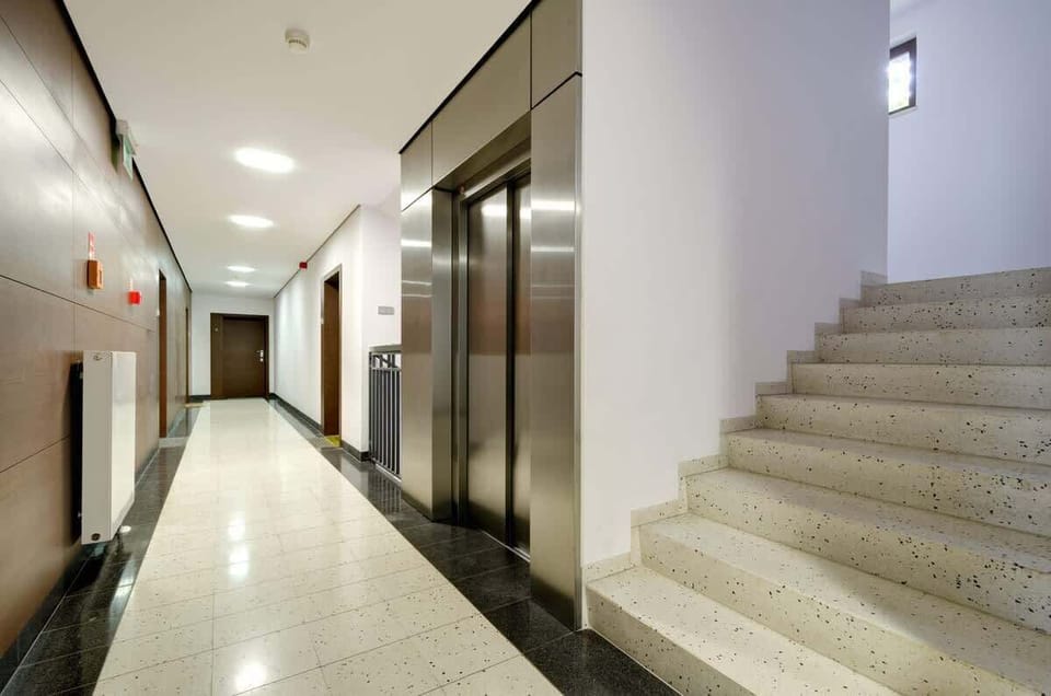 The use of subtle shades of white and gray gives the space an elegant yet welcoming atmosphere.