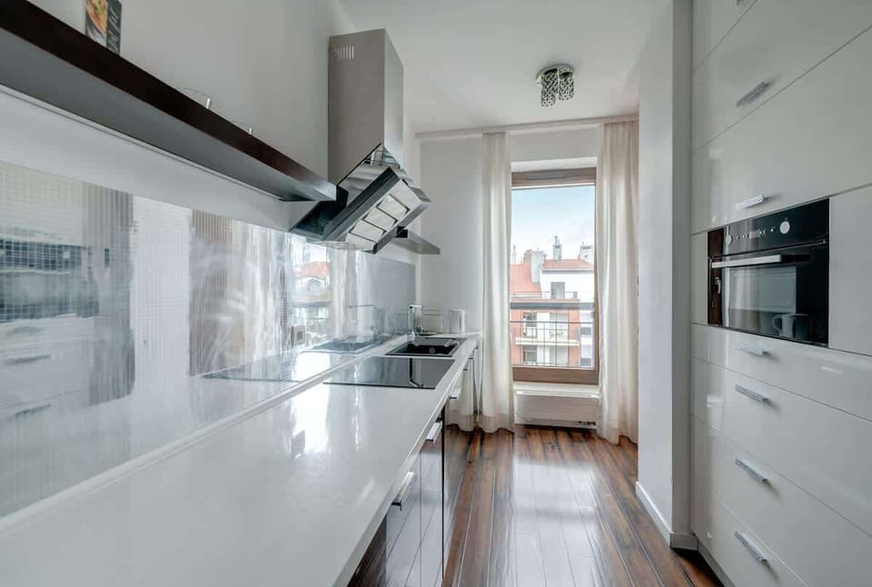  A modern and functional kitchen that combines elegance with comfort. Equipped with high-quality appliances such as a cooktop, dishwasher, fridge, and electric kettle, it provides everything you need to prepare delicious meals.