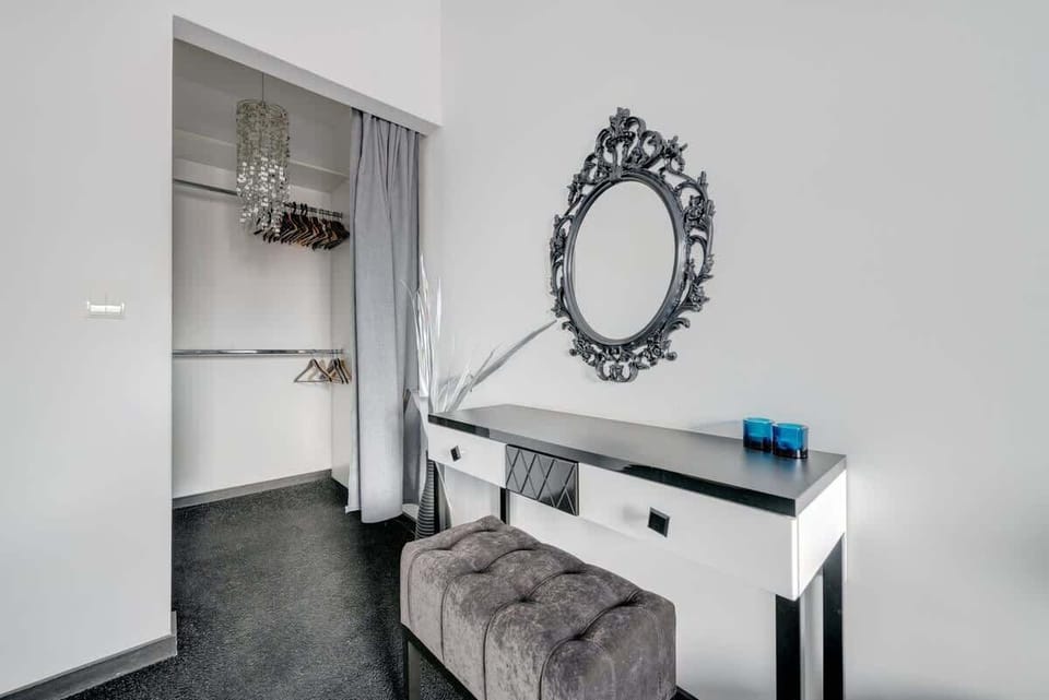  A luxurious and elegant bedroom where comfort and style come together. 
