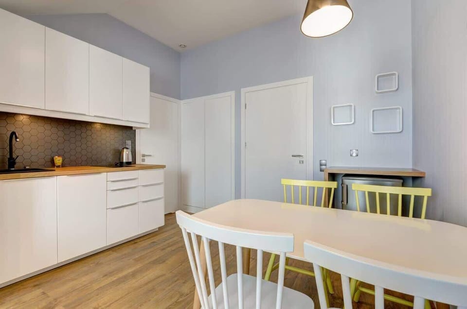 The kitchenette was done in bright colors with decorative hexagon tiles, and has a place for preparing meals and the necessary kitchen appliances. 
