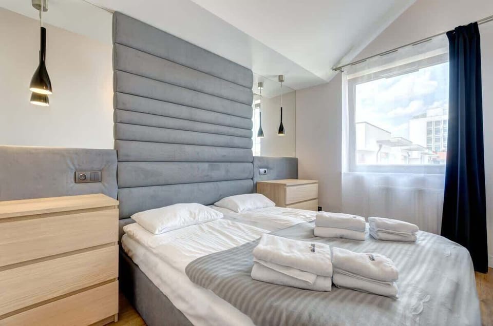 In the bedroom you will find plenty of storage space, thanks to a chest of drawers in natural wood colors. 