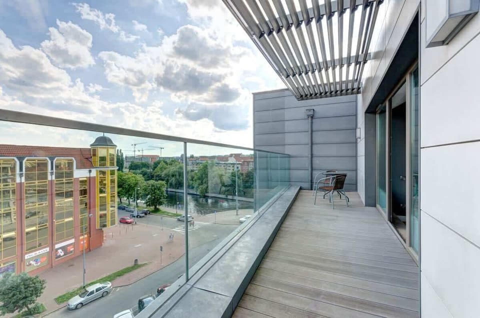 From the apartment's balcony, there is a picturesque view of the Motława River, which gently flows through the heart of Gdańsk. From this spot, you can admire the beauty of the old port and the architecture of the surrounding buildings.