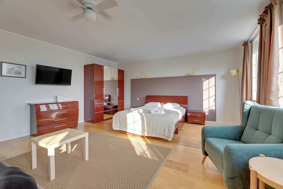 The living area's tasteful furnishings ensure a pleasant stay.