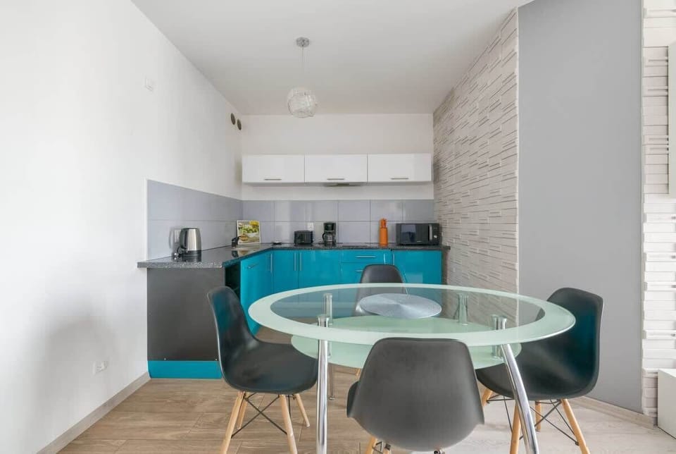 The functional kitchenette impresses with its modern design and full equipment. Stylish cabinets with bright fronts blend seamlessly with colorful accents.