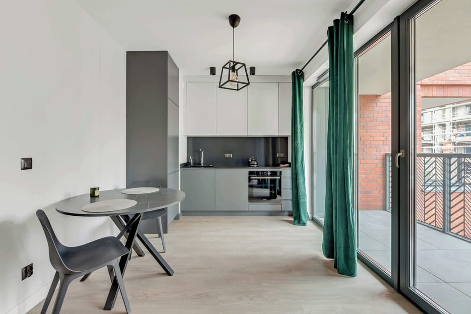 Large windows in the kitchenette let in a lot of daylight and enlarge the space. 