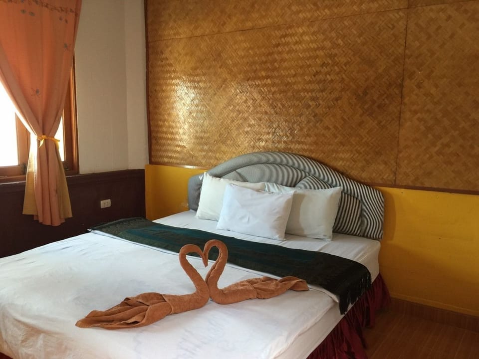 Deluxe King Bed  | Desk, WiFi (free)