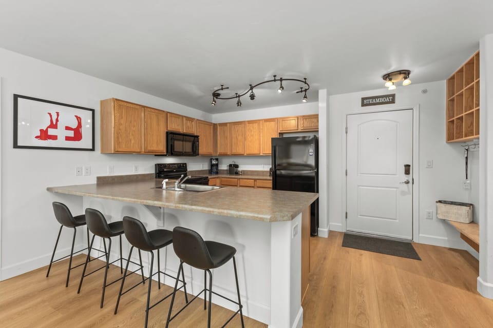 Breakfast bar with 4 stools