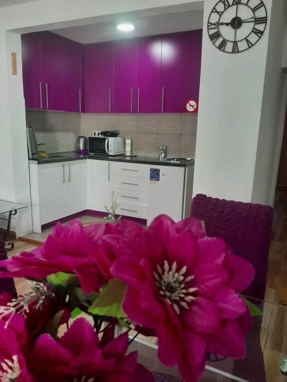 Espresso maker, coffee/tea maker, electric kettle, dining tables