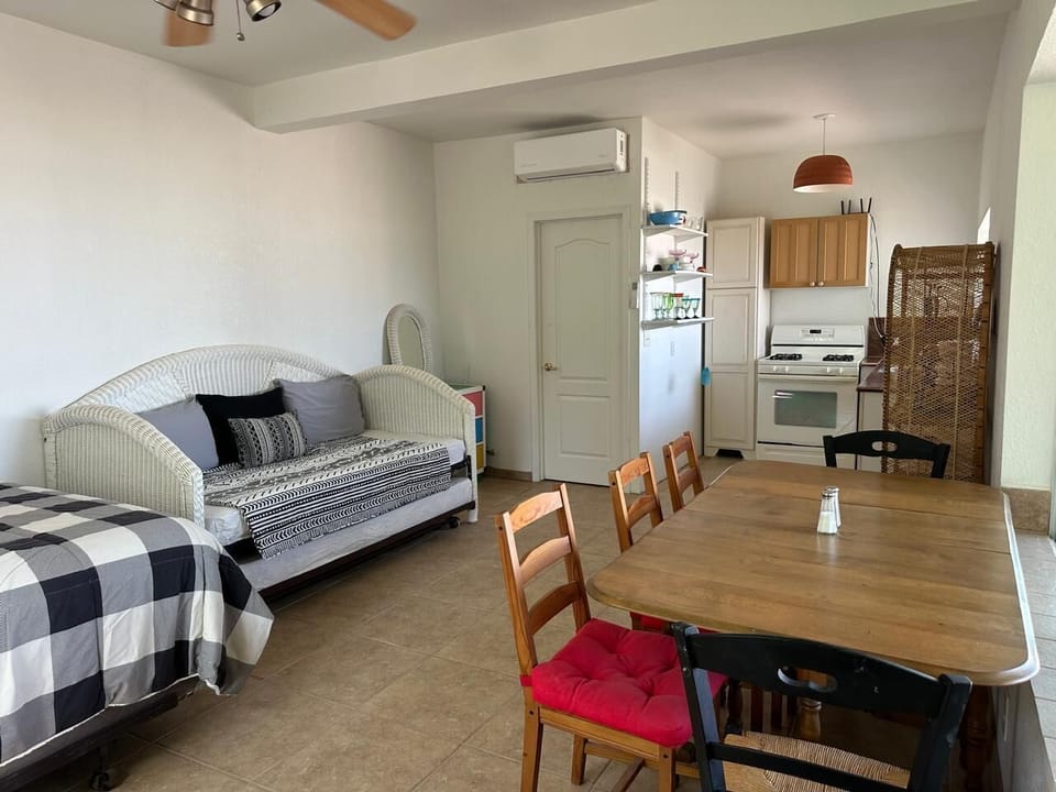 Casita aptmnt on 1st floor. Oceanfront. Private.