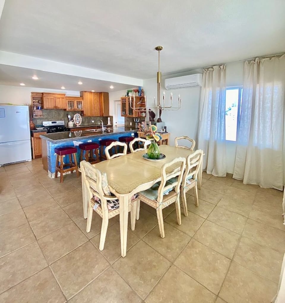 Seating for 10+ to dine.
Kitchen, Living, & dining face the oceanfront patios.