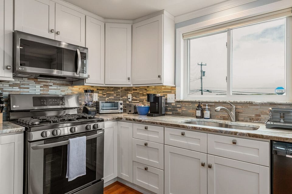 Included in the kitchen is coffee, tea, toaster over, blender, high quality pots/pans, and service platters.