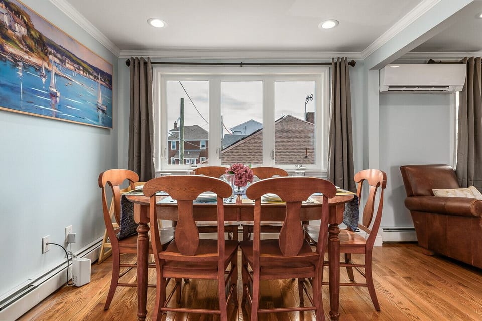 Dining room for 6! Views of the water