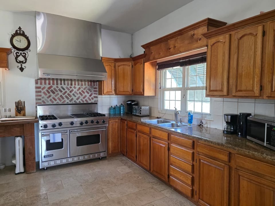 Mod. Kitchen: Pro-Range, Ovens. Microwave. Coffee Pot, Teapot. Toaster Oven.