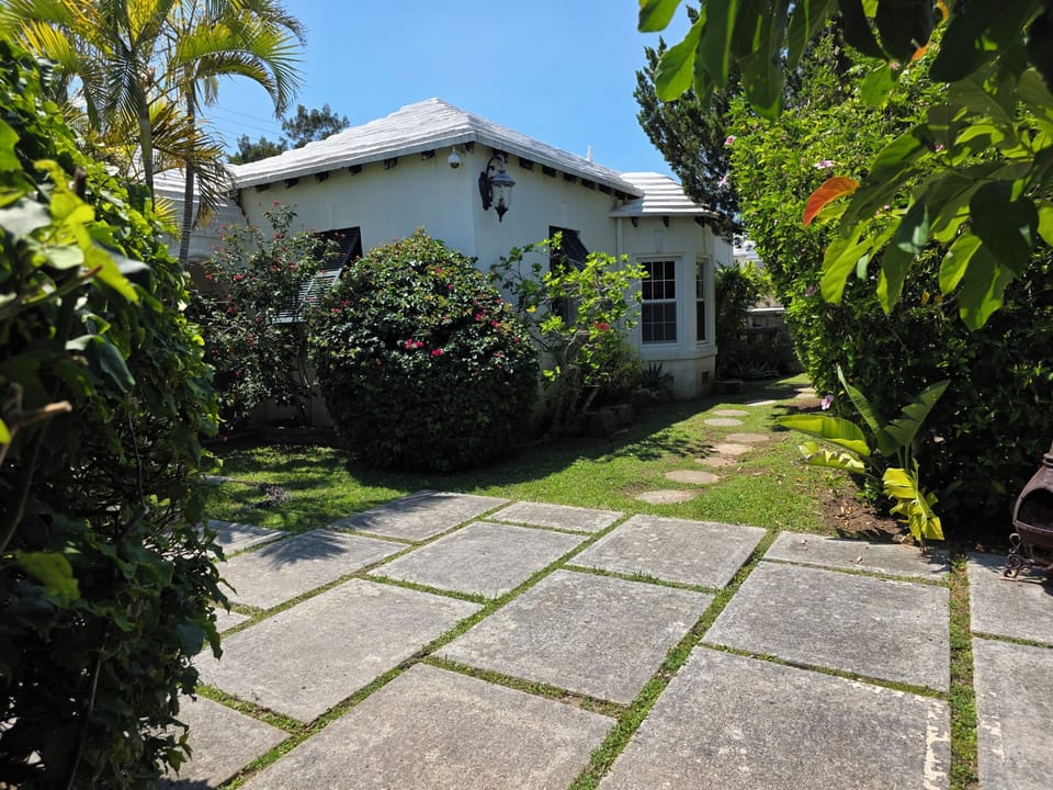 Main House - At first Sight - Traditional Architecture - Bermuda Garden.