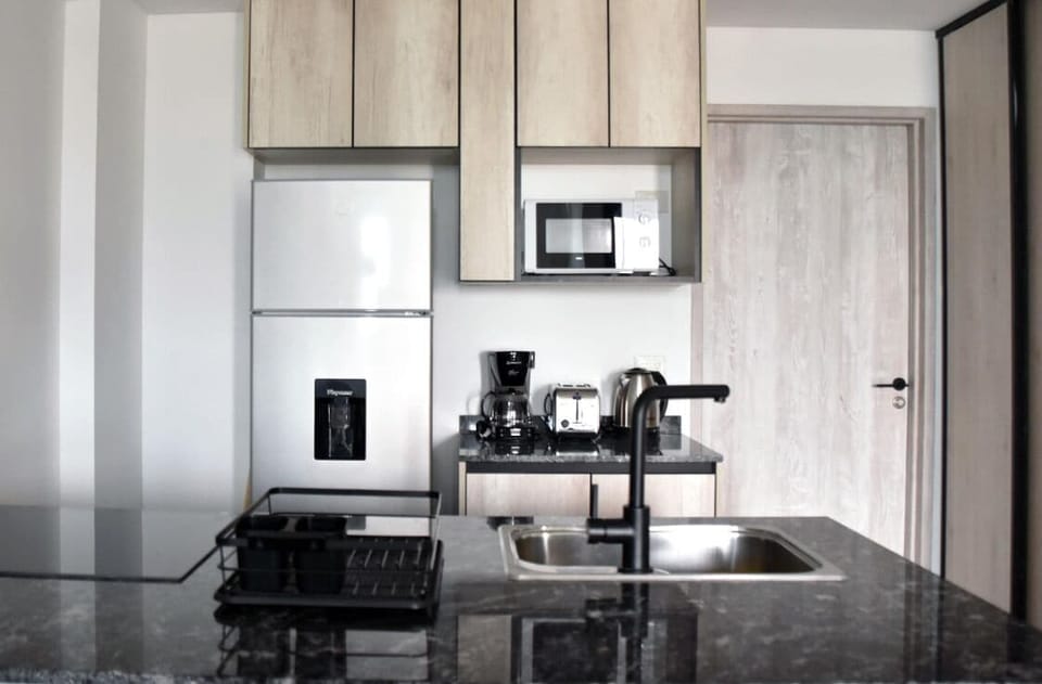 Full-size fridge, microwave, oven, stovetop