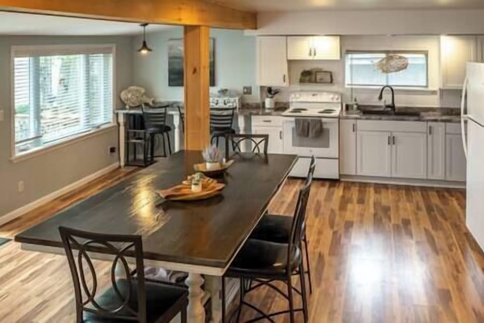 Full-size kitchen with all the appliances, pots/pans, dishes and utensils you need.  Down the hall there is a bottled water dispenser too!