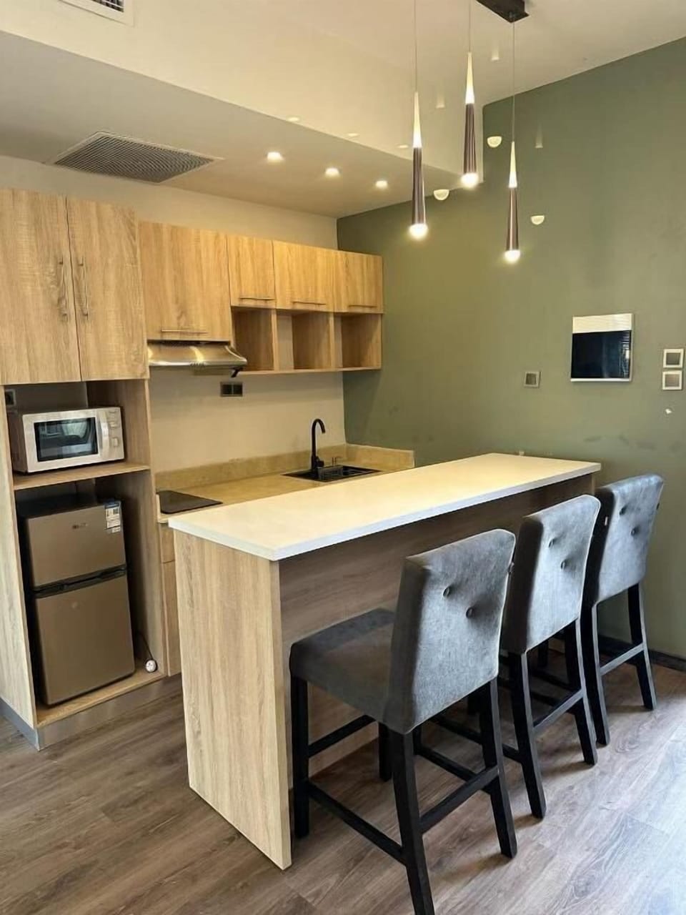 Full-size fridge, microwave, stovetop, coffee/tea maker