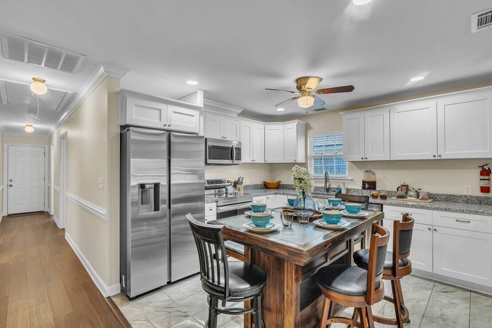 Bright Kitchen & Dining | Fully Equipped, Modern Appliances & Seating for Six