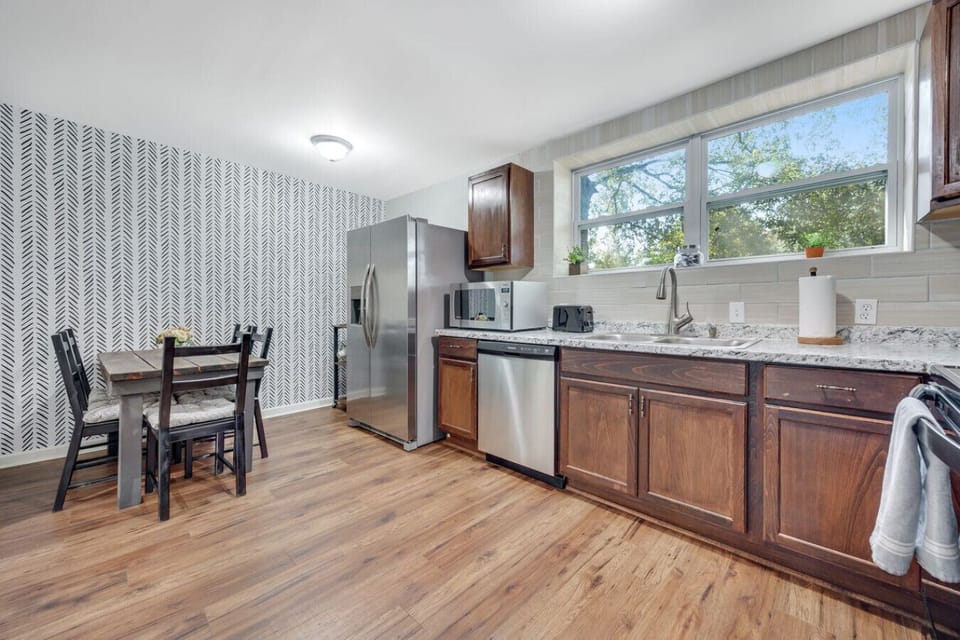Kitchen Sink | Modern Faucet & Granite Countertops