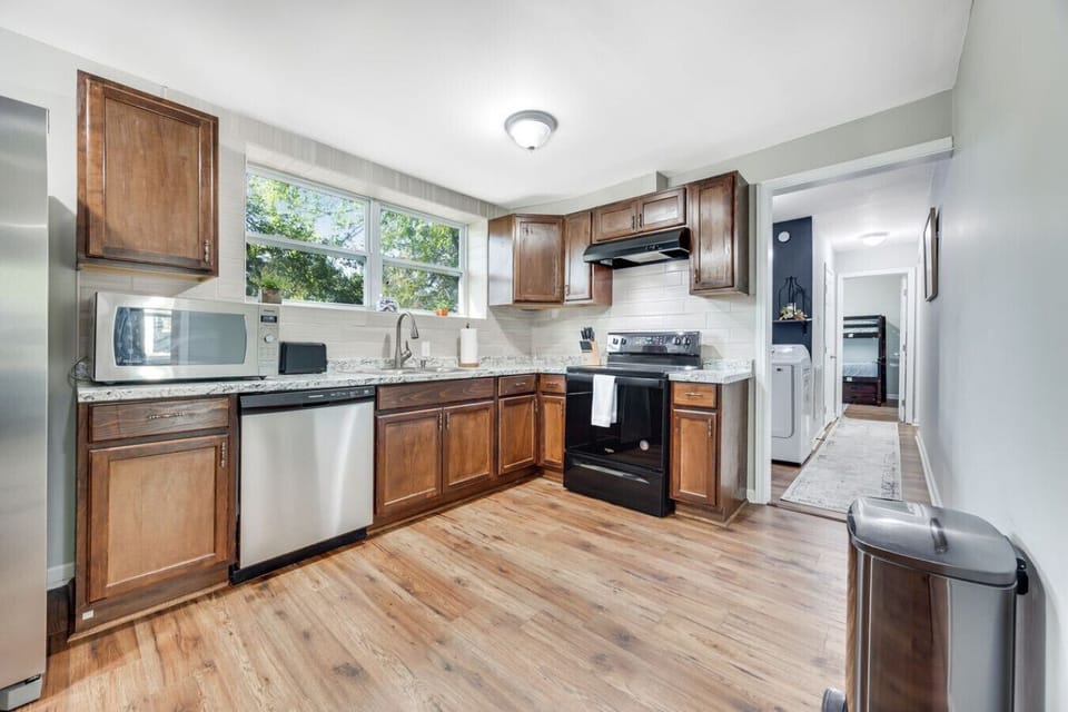 Kitchen Sink | Modern Faucet & Granite Countertops