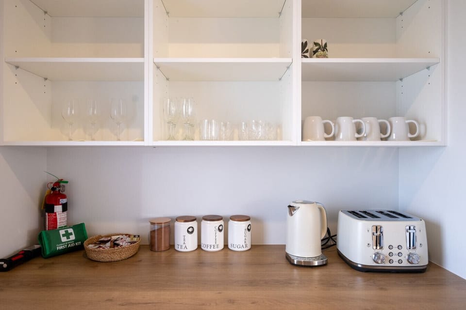 Start your morning by brewing your coffee and tea with everything you need right at your fingertips.