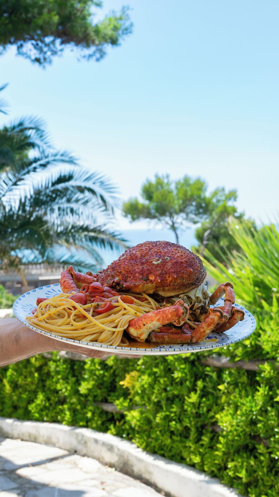 2 restaurants; lunch and dinner served