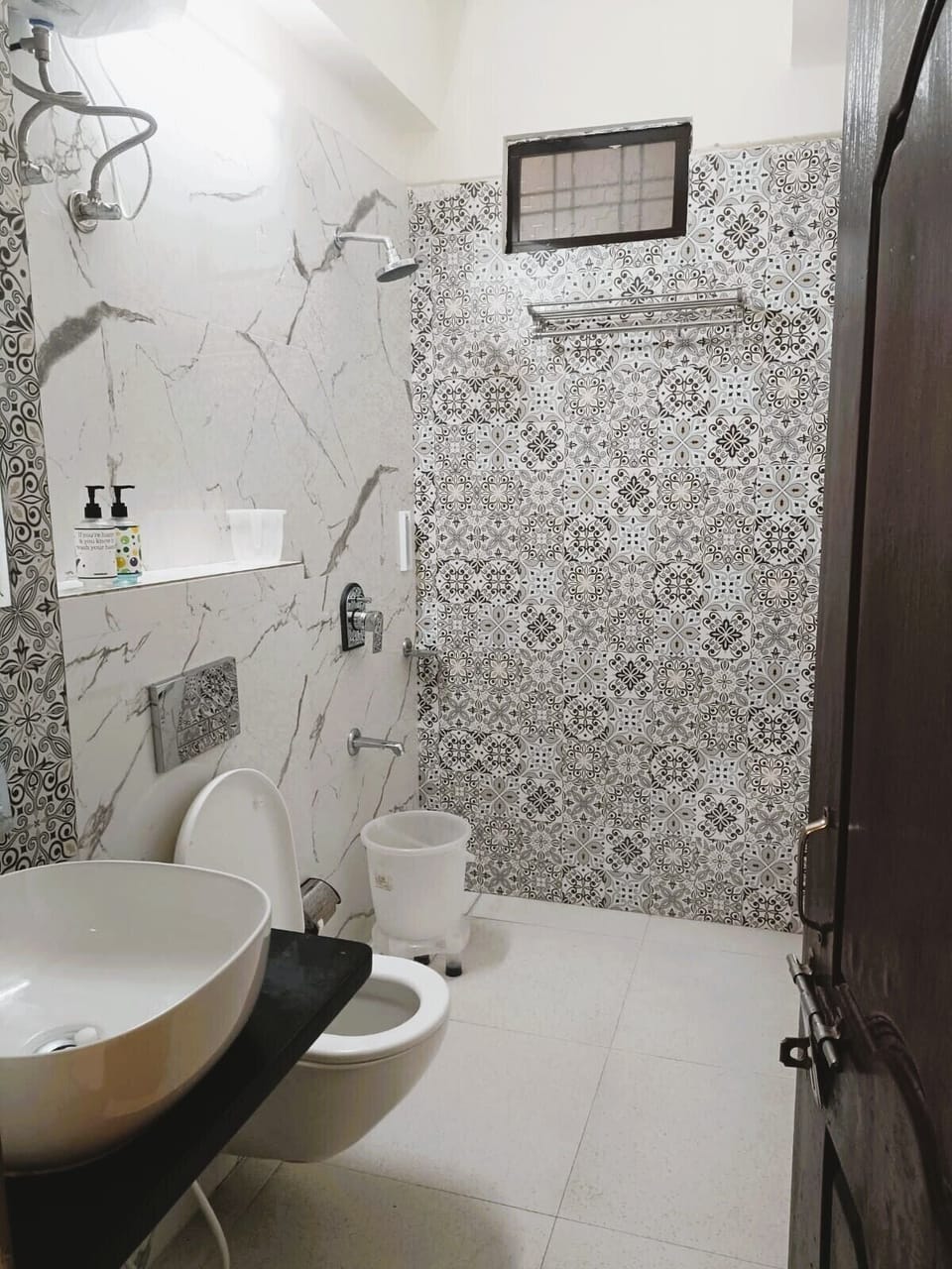 Superior Double Room, Non Smoking | Bathroom | Shower, free toiletries, hair dryer, slippers