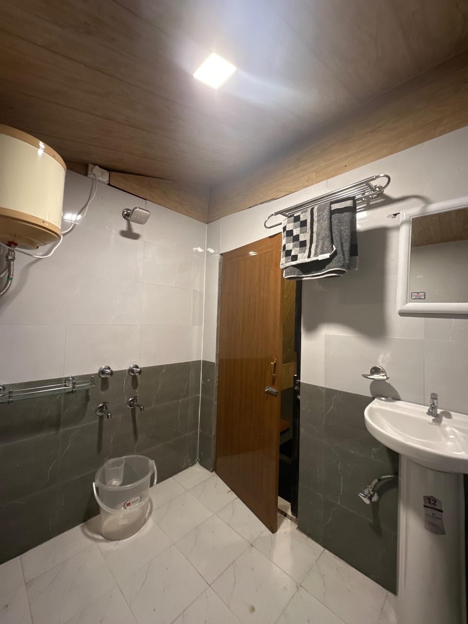 Cottage | Bathroom | Shower, free toiletries, towels, soap