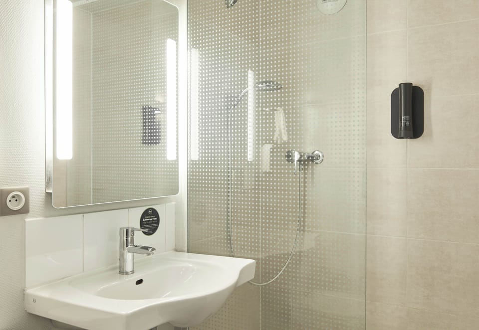 Shower, towels